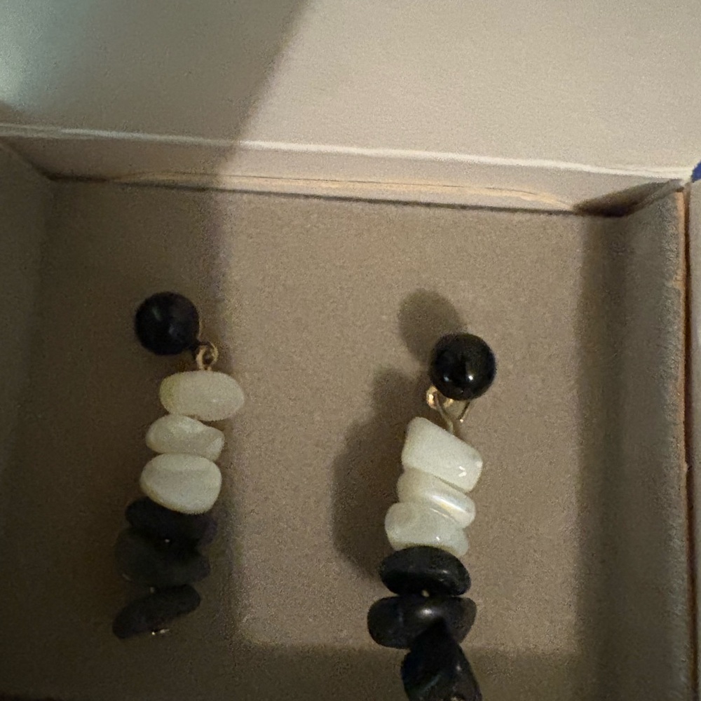 Avon 1988 mother of pearl and onyx earrings with box